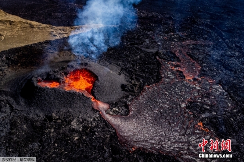 冰岛火山持续喷发 岩浆从心形火山口涌出