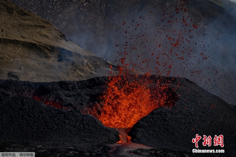 冰岛火山持续喷发 岩浆从心形火山口涌出