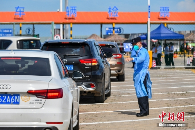 海南海口：首批健康管理驿站滞留旅客登船返程