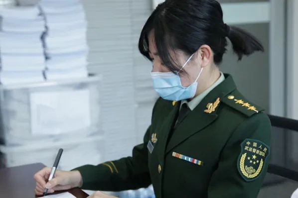 典型在身邊張關馨一名女軍醫的風雪強軍路