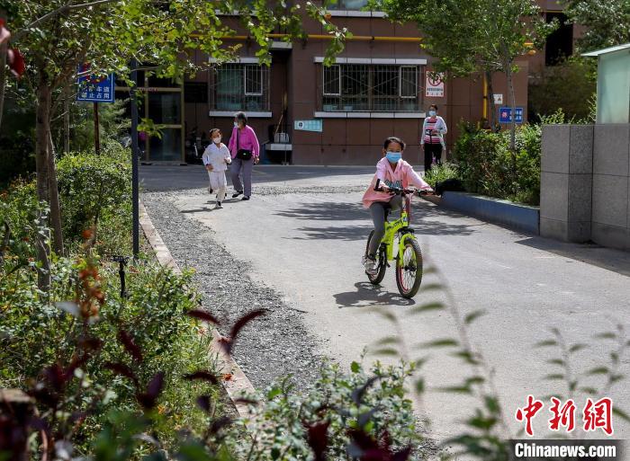 乌鲁木齐市水磨沟区七道湾东街南社区，居民下楼在小区内活动。　钟欣 摄