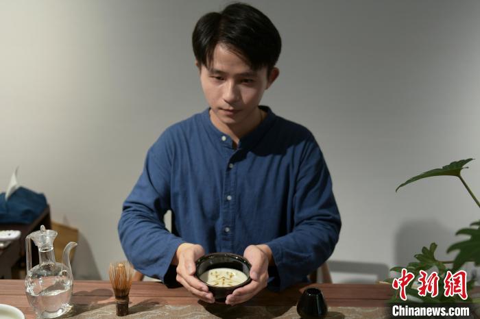 茶艺师朱砚文展示完成后的仿宋点茶。　张娅子 摄