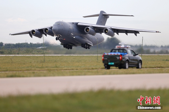 8月26日，中国空军航空开放活动暨长春航空展在吉林长春举办。图为运-20飞行展示。 <a target='_blank' href='/'>中新社</a>记者 富田 摄