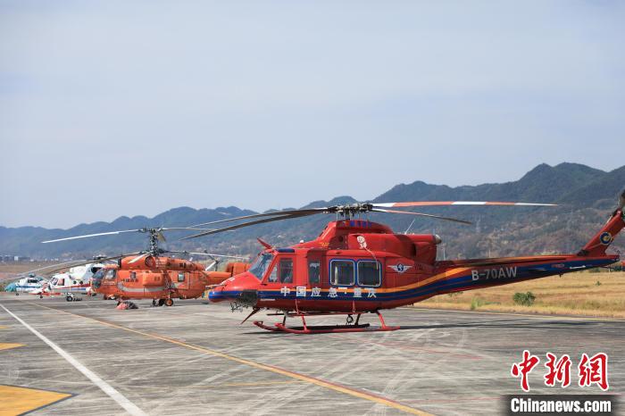 图为参与重庆市各地扑灭森林火灾的直升机。　梁钦卿 摄