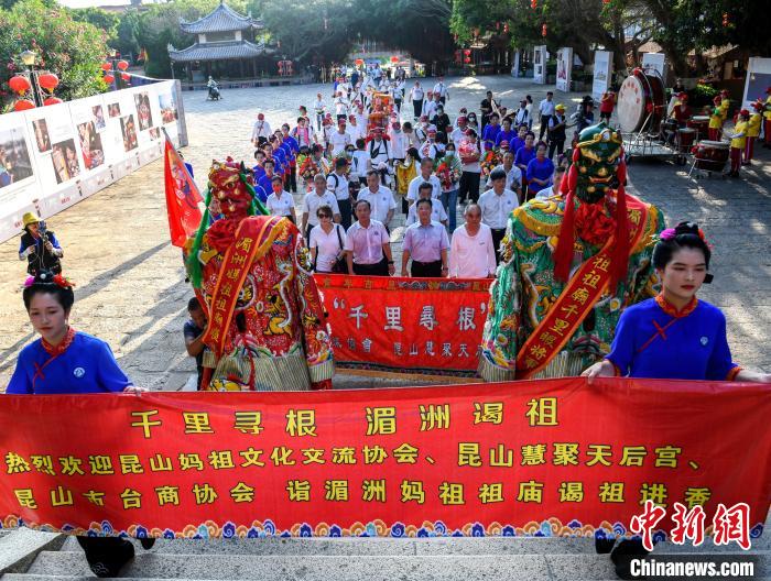 台商台胞湄洲岛妈祖祖庙寻根谒祖。　高亚成 摄