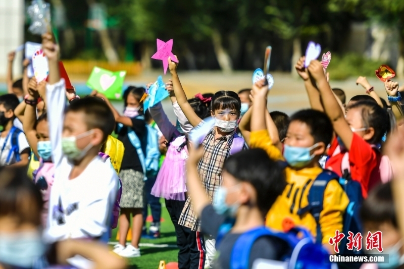 资料图：一年级新生展示自己制作的心愿卡。 <a target='_blank' href='/'>中新社</a>记者 刘新 摄