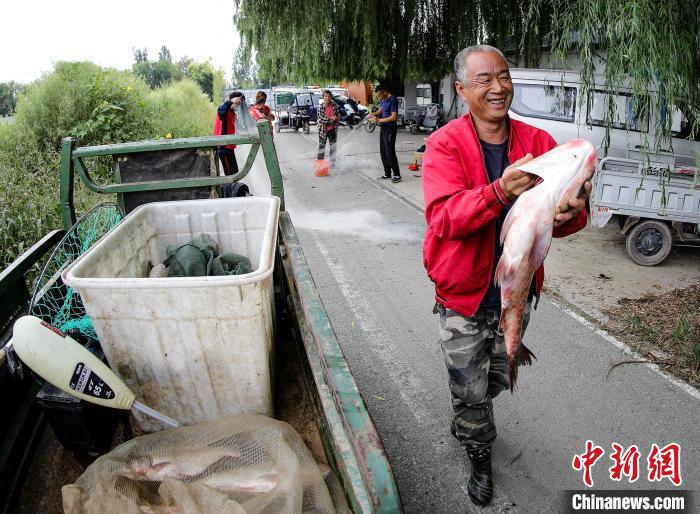 开湖第一天，就打上来了“大家伙”。　陈康 摄