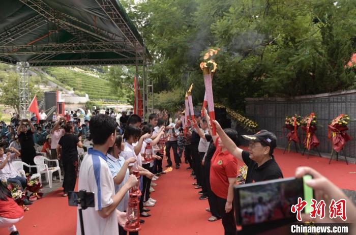 火种传递于学生青年。“薪火相传”这一颇具仪式感的活动已持续多年。　钟欣 摄