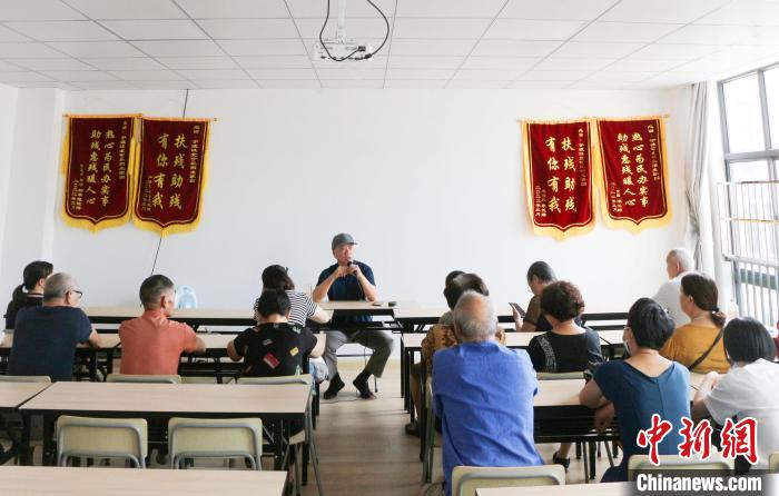 “阳光家园”成员听讲座现场。　刘雨 摄