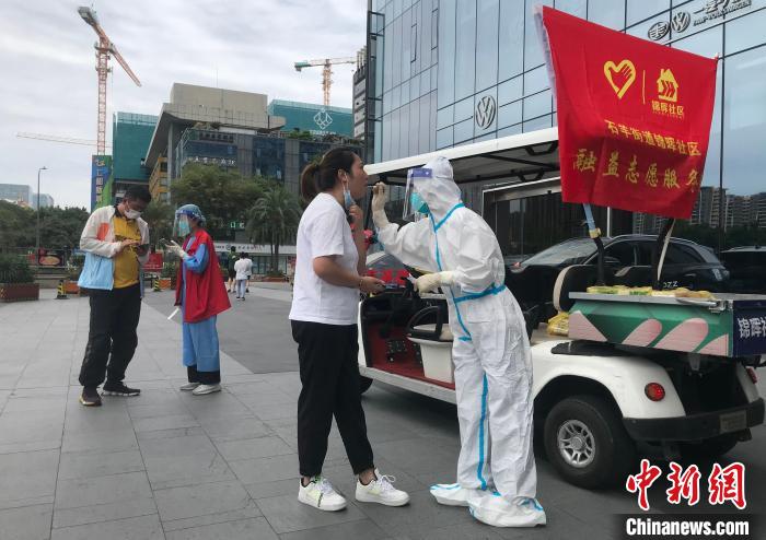 流动核酸采样车正在进行核酸采样，扫码、采样同步进行，用时不到1分钟。　王磊 摄