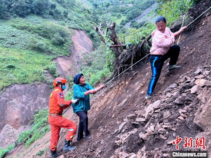 救援人员正在安全护送村民下山转移。<strong>苏州刺绣 很不错</strong>　四川森林消防供图