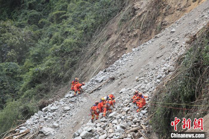 李柔拍摄的地震救援画面。　受访者供图