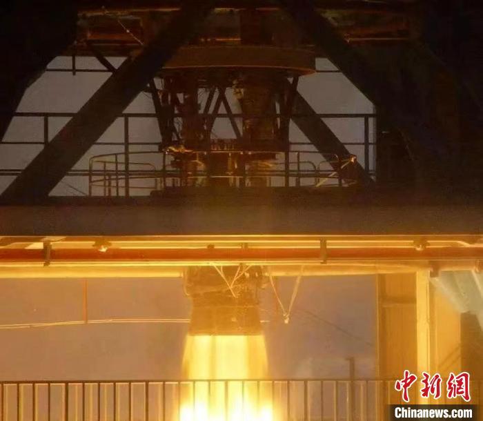 图为液体火箭发动机进行试验。中国　航天科技六院供图