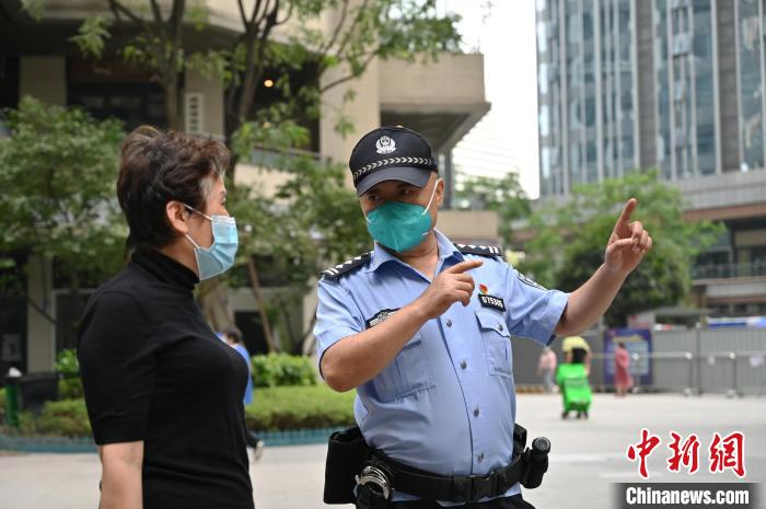 成都市公安局金牛区分局荷花池派出所五丁社区的社区民警侯建为居民答疑。　安源 摄