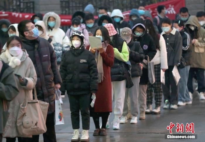 资料图：考生在陕西省西安市的西安医学院考点外等待入场。 <a target='_blank' href='/'>中新社</a>记者 张远 摄