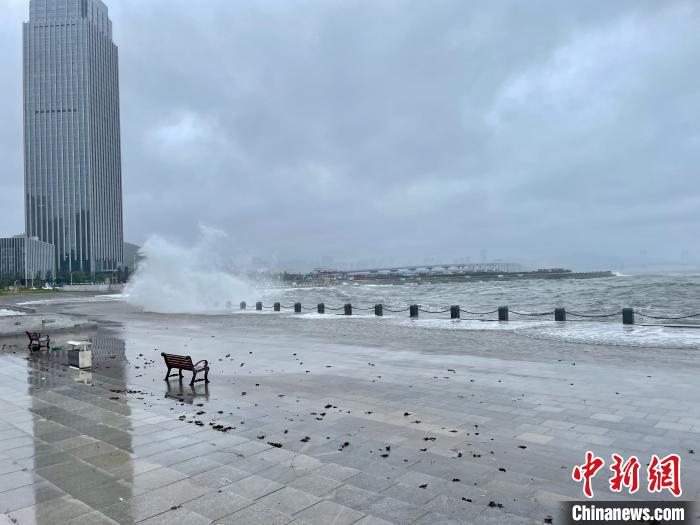 图为“梅花”到来，海面上刮起大风卷起大浪。　王斯文 摄