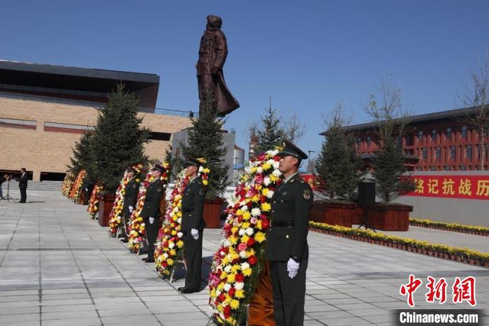 杨靖宇广场两侧摆放鲜花 苍雁 摄