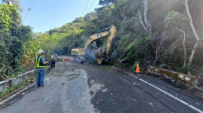 花莲富里乡六十石山道路多处落石，联外道路受阻，约400名游客受困山区，苏花改工程处19日支援机具及人力，协助抢通。图片来源：台湾“中央社”(富里乡公所提供)。