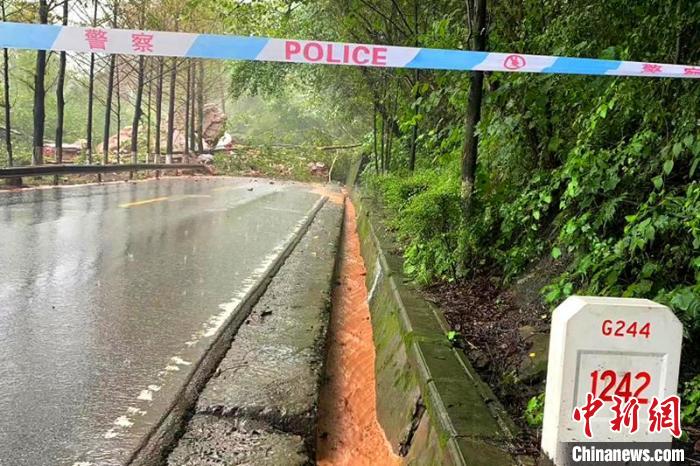 四川巴中强降雨国道244线南江段山体滑坡致道路中断