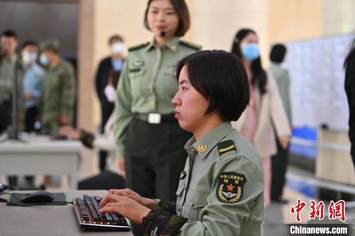 近日，西部战区陆军某旅话务连女兵，手腕绑缚3公斤重的沙袋练习打字。　李亚龙 摄