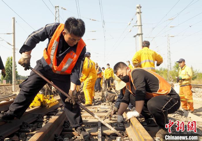 中国运煤专线大秦铁路秋季集中修2.9万人施工为历年之最