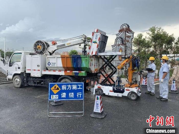 小型清疏设备在城中村疏通管道(资料图) 广州排水 供图