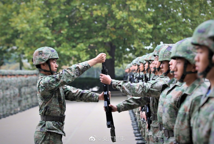 大場面千餘名海軍新兵接過鋼槍扛起使命