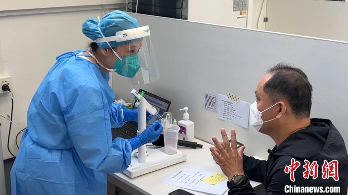 上海启动吸入用新冠疫苗接种市民：就像吸空气一样简单