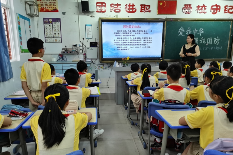 学校通过主题班会激发学生爱国拥军热情。莆田市实验小学供图