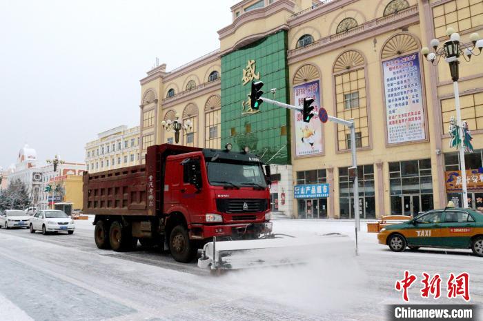 清雪机械昼夜两班交替清理积雪。　邵天李 摄