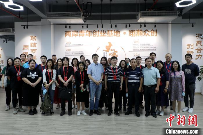 新台青走基层(福建)研习营一行走进漳州台商投资区参访，与在漳创业台青交流。　全国台联联络部供图