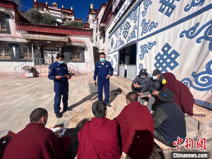 拉萨消防部门开展消防宣传“进寺庙”活动