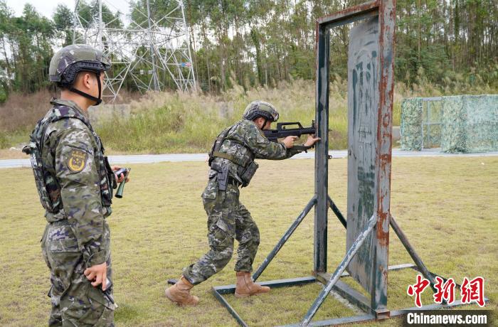 广西武警特战队员实弹射击训练练就“百步穿杨”本领