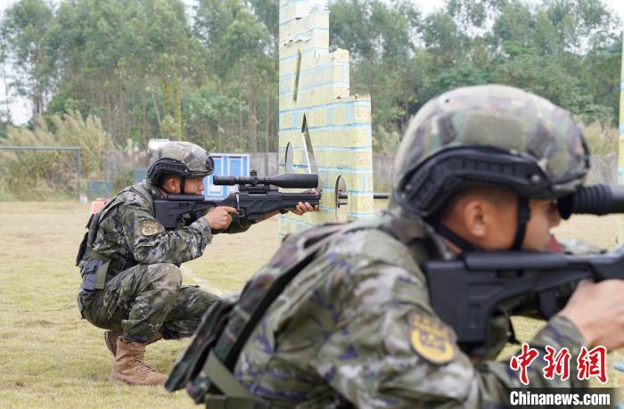 特战队员利用射孔进行狙击训练。　柴浩 摄