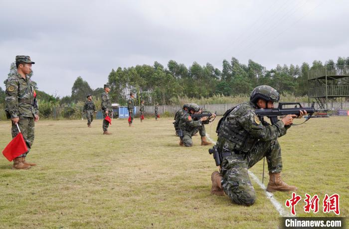 特战队员跪姿进行射击训练 柴浩 摄