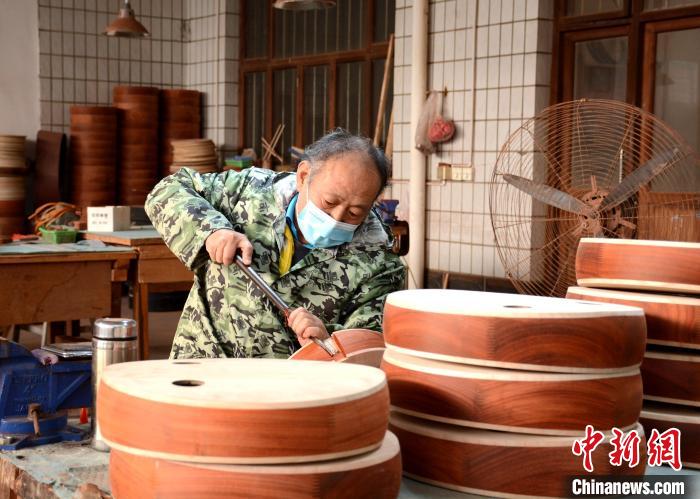 图为乐器厂的工人正在制作阮。　彭锦帅 摄