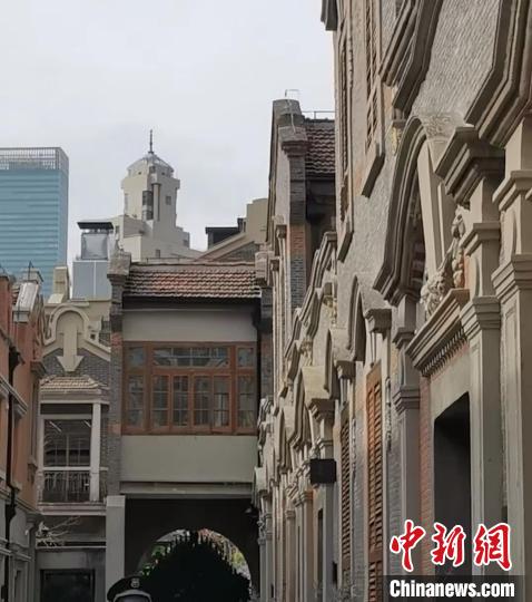 从一砖一瓦一门窗，到老建筑群墙壁上那些斑驳痕迹、甚至每一块特殊花纹的地砖，修缮团队都尽量保留或还原。　陈静 摄