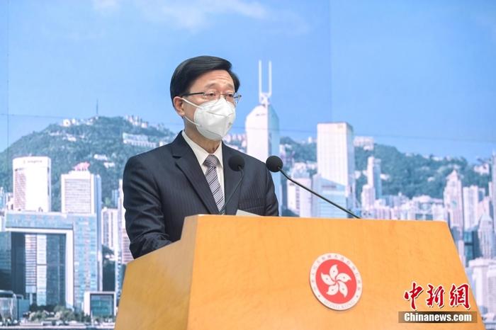 11月28日，香港特区行政长官李家超会见传媒时表示，将在向中央政府提交的报告中，提及黎智英涉及国家安全案中，获准聘用英国御用大律师，并建议提请全国人大常委会，根据《香港国安法》第65条作出解释，厘清没有香港全面执业资格的律师或大律师，可否以任何形式参与处理危害国安案件的工作。　 <a target='_blank' href='/'>中新社</a>记者 陈永诺 摄