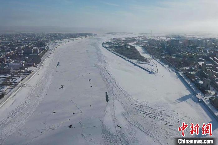 黑龙江江面冰雪覆盖 王松 摄