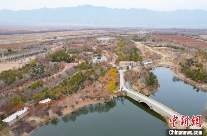 航拍位于宁夏银川市贺兰山脚下的宁夏贺兰山运动休闲公园。　于晶 摄