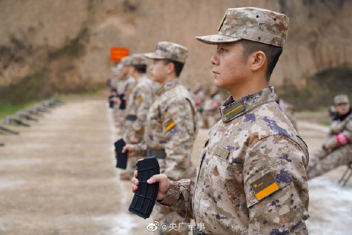 最近,气温骤降,火箭军工程大学的兵哥换上了21式冬作训服和作训大衣