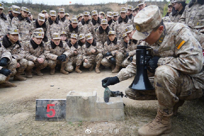 最近,气温骤降,火箭军工程大学的兵哥换上了21式冬作训服和作训大衣