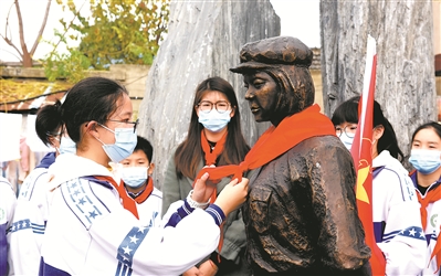 仪征市张集小学研学学生为"十二圩刘胡兰"朱瑞云塑像戴上鲜艳的红领巾