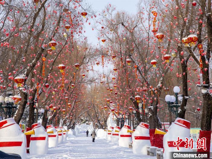 “雪人仪仗队”欢迎游客来哈尔滨太阳岛雪博会 哈尔滨太阳岛雪博会供图