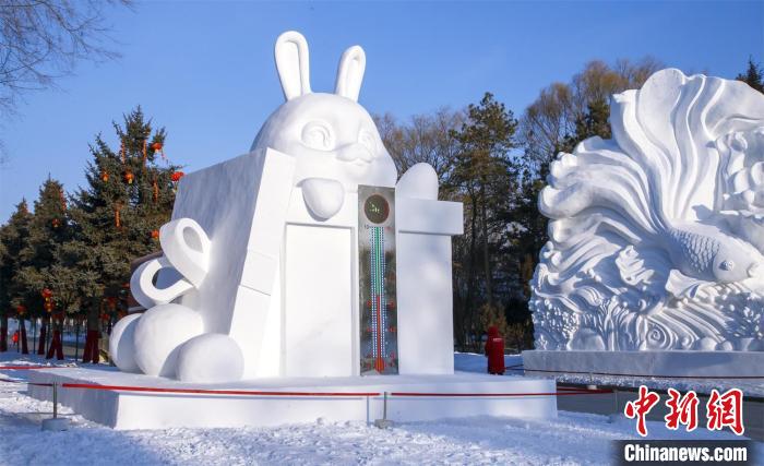 兔子造型的温度计显示室外气温 哈尔滨太阳岛雪博会供图