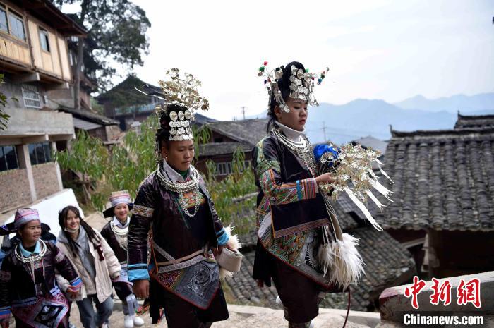 王炳真 摄在贵州省榕江县兴华乡摆贝苗寨,妇女盛装打扮准备去参加鼓藏