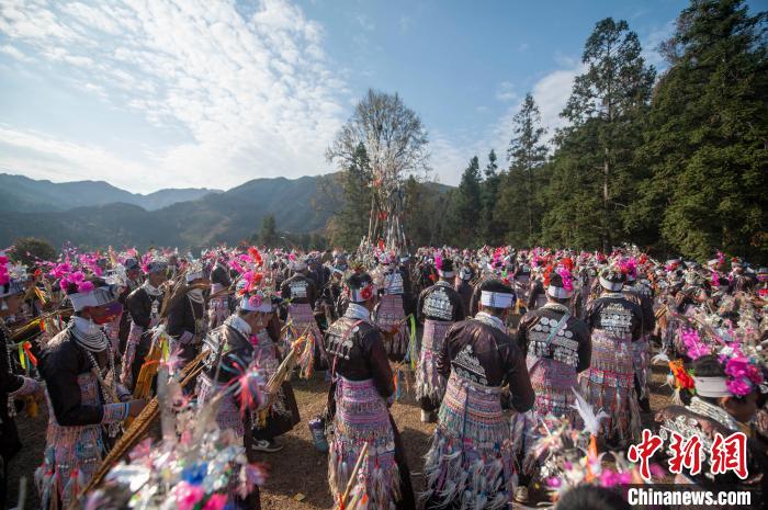 在贵州省从江县谷坪乡山岗苗寨，苗族同胞在进行笙踩堂。　吴德军 摄