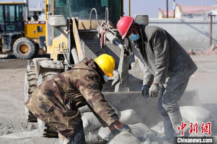 图为建筑工人进行道路沥青铺装收尾工作。(资料图) 聊城援青干部管理组供图