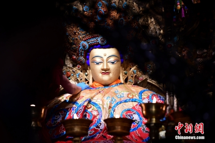 12月27日,拉萨,大昭寺内的释迦摩尼12岁等身金佛像