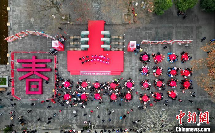 游客市民齐聚在一起，共品腊八粥。　王波 摄